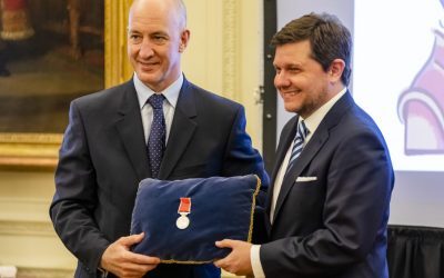 Patricio Orozco es condecorado con la Order of the British Empire Medal